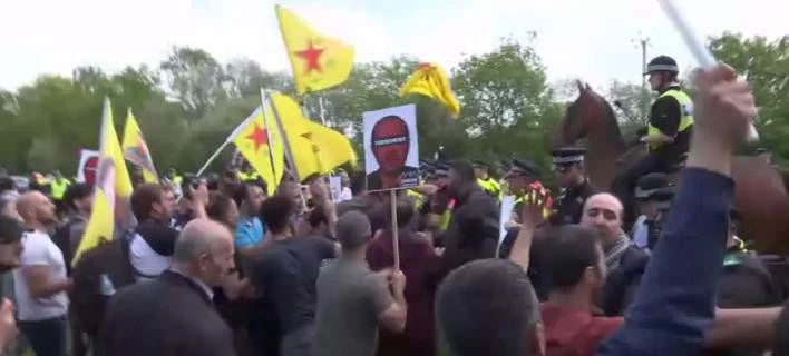 Κούρδοι διαδηλωτές προσπάθησαν να εμποδίσουν την αυτοκινητοπομπή του Ερντογάν, στη Βρετανία (βίντεο)